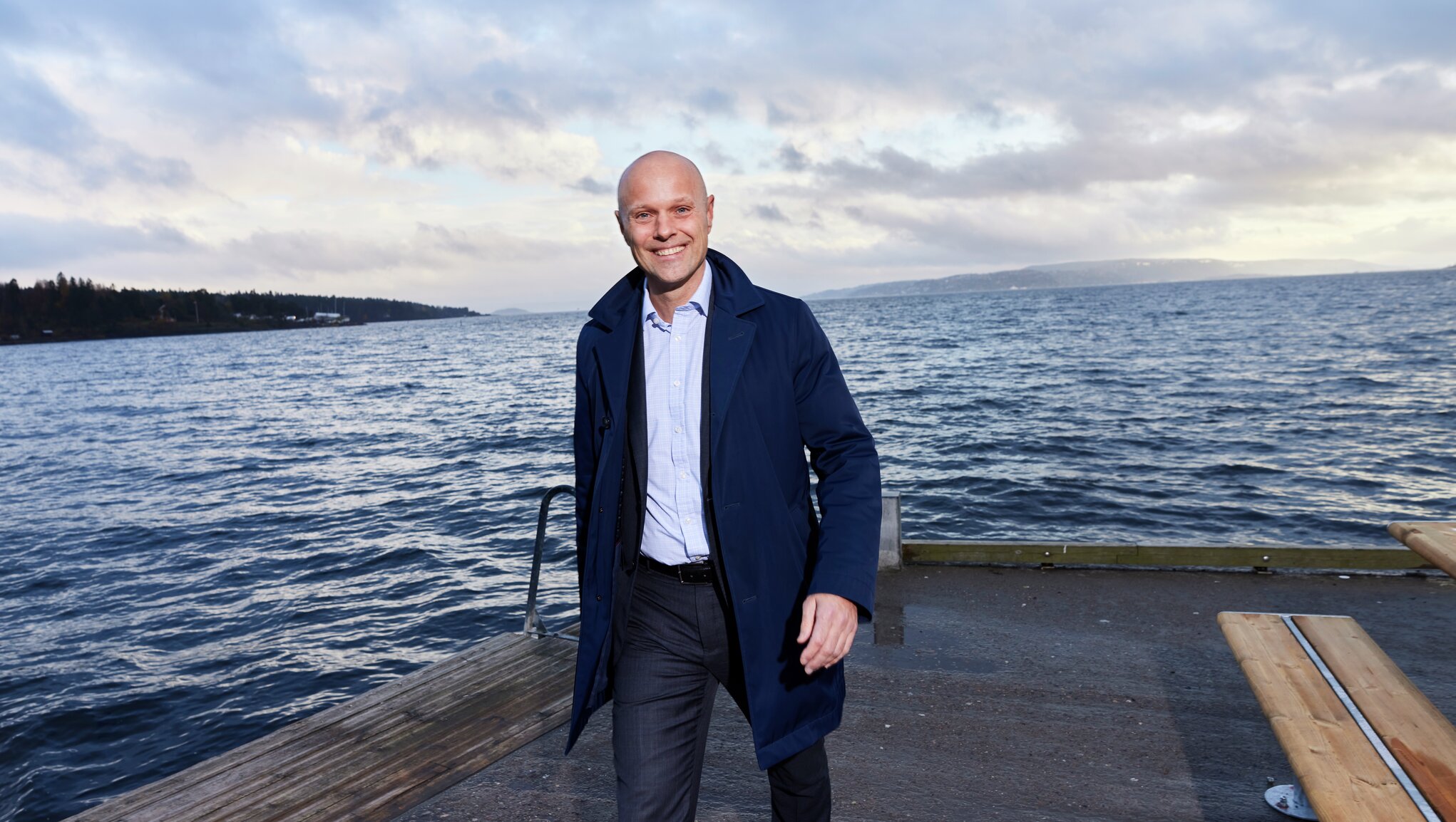 Ifin toimitusjohtaja Morten Thorsrud kävelee laiturilla