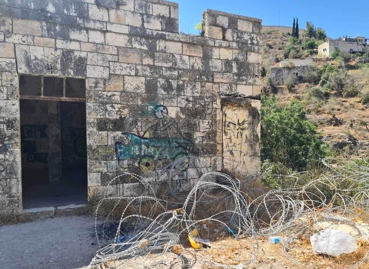 Okkupasjonen av Palestina viser seg i piggtråd og forlatte bygninger.