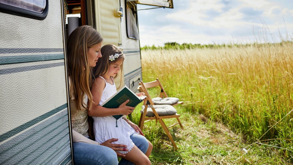 Mor og datter på kør selv ferie i campingvogn
