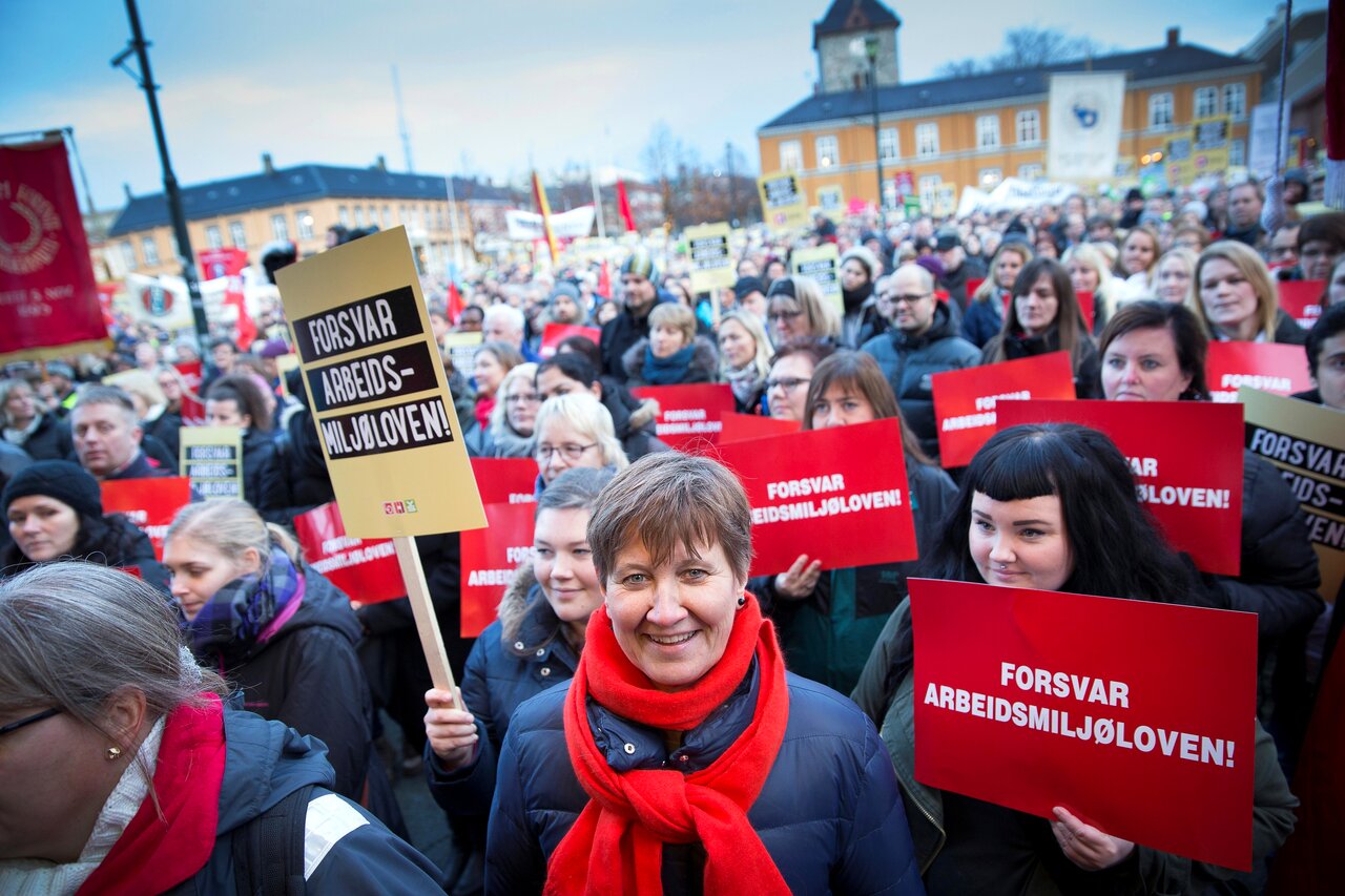 I januar 2015 gikk Norge ut i generalstreik for å forsvare arbeidsmiljøloven da Solberg-regjeringa foreslo å gjøre det lettere å ansette midlertidig. Her fra Trondheim, Mette Nord hilser medlemmer og tillitsvalgte og takker for innsatsen.