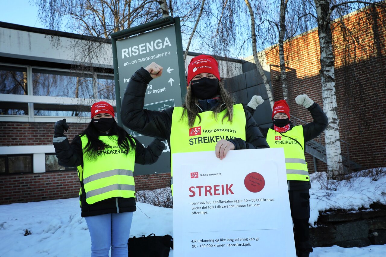 Nelda Kaurin, Elisabeth Offerdahl og May-Britt Nilsen har vært ute en streikenatt før. De holder humøret oppe og er innstilt på å stå på helt til mekling 19. februar.