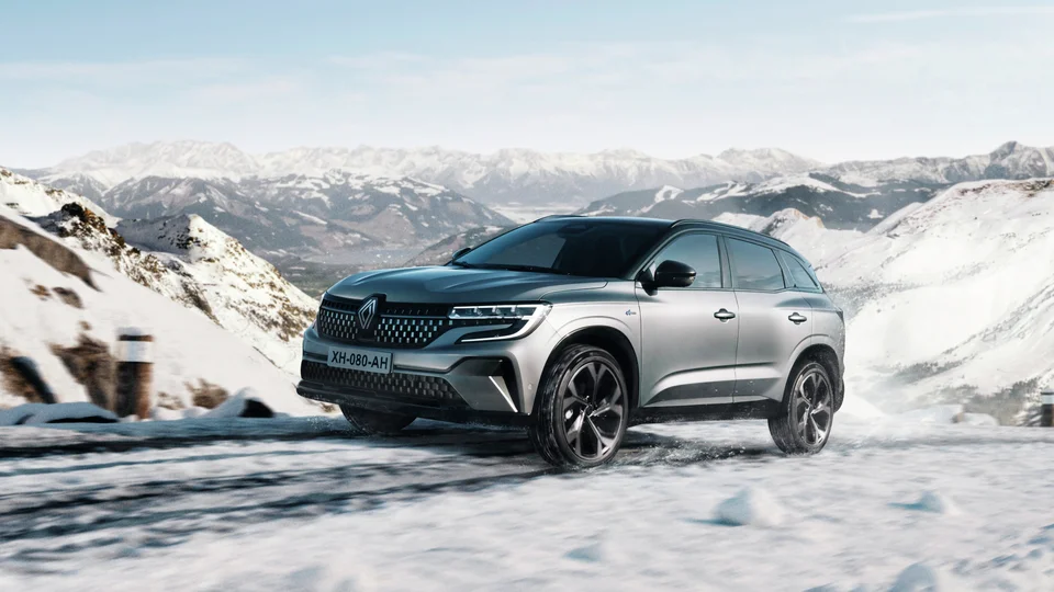 Renault på snötäckt väg
