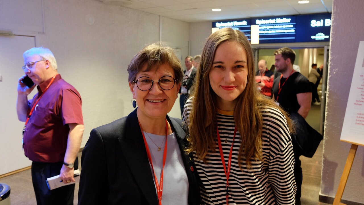 Leder i Fagforbundet Mette Nord og AUF-leder Ina Libak på Arbeiderpartiets landsmøte 2019 med felles krav om profittfrie barnehager. 