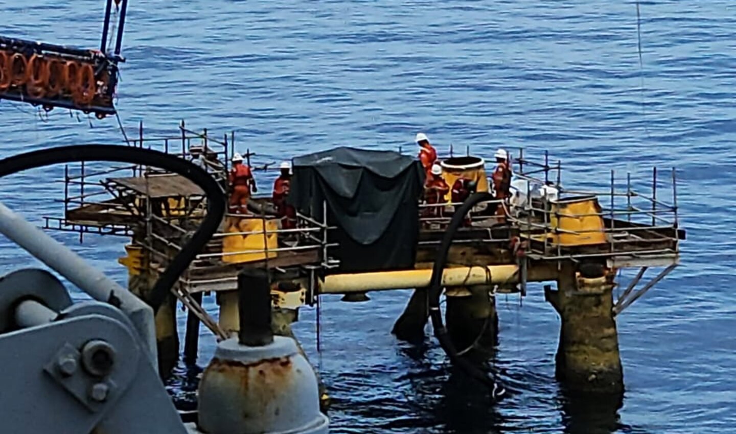 Forberedende arbeider før kutting av jacket og peler. 