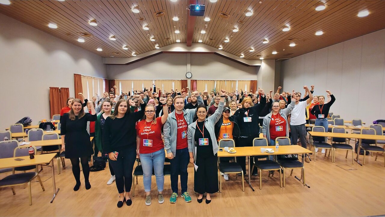 SAMMEN I KAMPEN: Fagforbundet Ung hever knyttneven i solidaritet med de streikende i andre forbund.