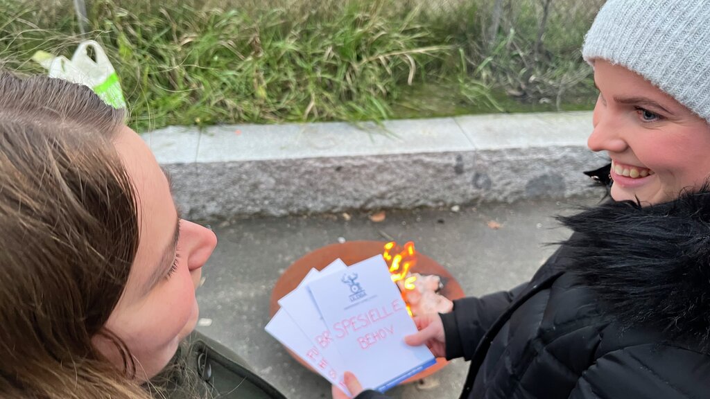 Ida Sødahl Utne og assistenten er klar for å hive ein lapp med uttrykket "spesielle behov" på bålet. 