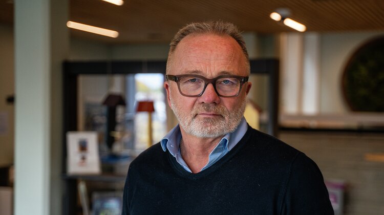Øyvind Henriksen har et nøytralt blikk til kameraet