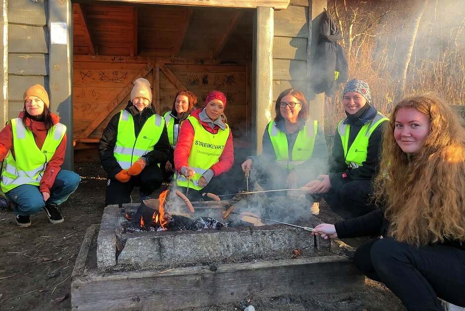 De streikende i Læringsverkstedets barnehager i Bodø var heldige med været da de møttes til pølsegrilling og hyggelig samvær torsdag 3. november.