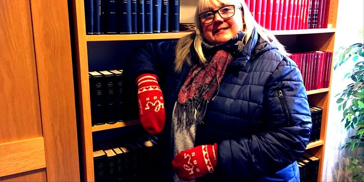 FLOTT MED VOTT: - Jeg er stolt bruker av vottene gjennom hele vinteren både på jobb og privat, sier Tove Randi Olsen til Fagbladet. Nå er hun i gang og lager oppskrift også til en herremodell.