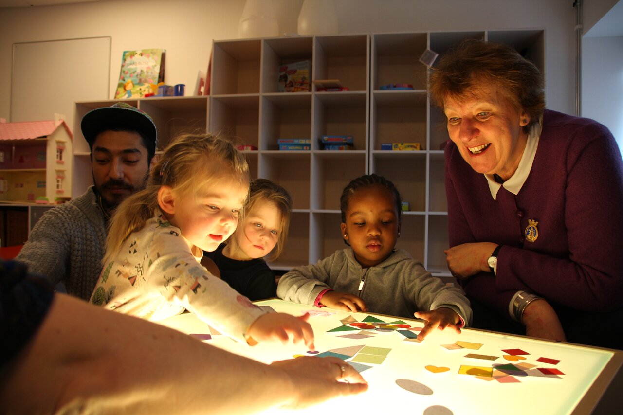 Ordfører Marianne Borgen på lekereise til Afrika da Barnehagedagen ble markert i Kværnerdalen barnehage.