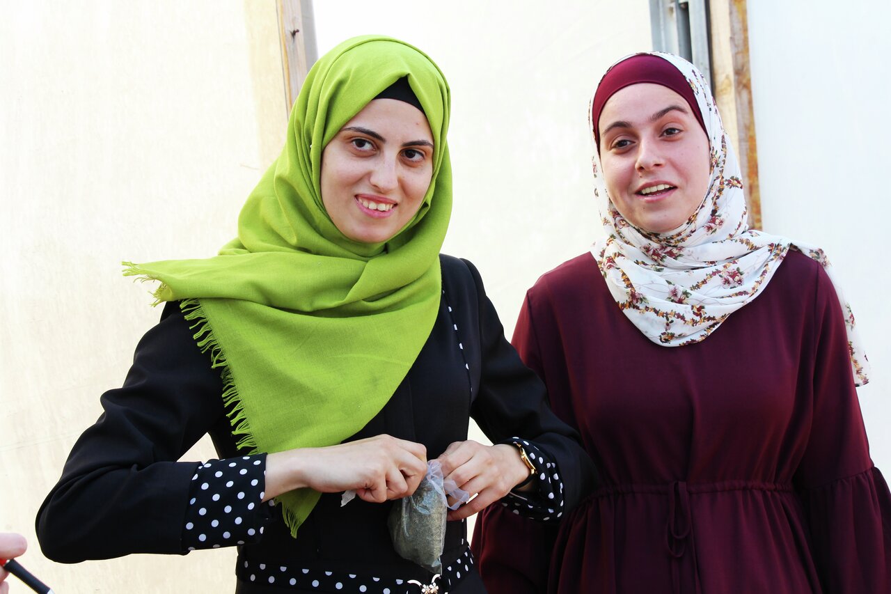 Lama Omar (t.v.) og Lara Badeir lykkes med sitt nybrottsarbeid og dyrker Stevia i Palestina. 
