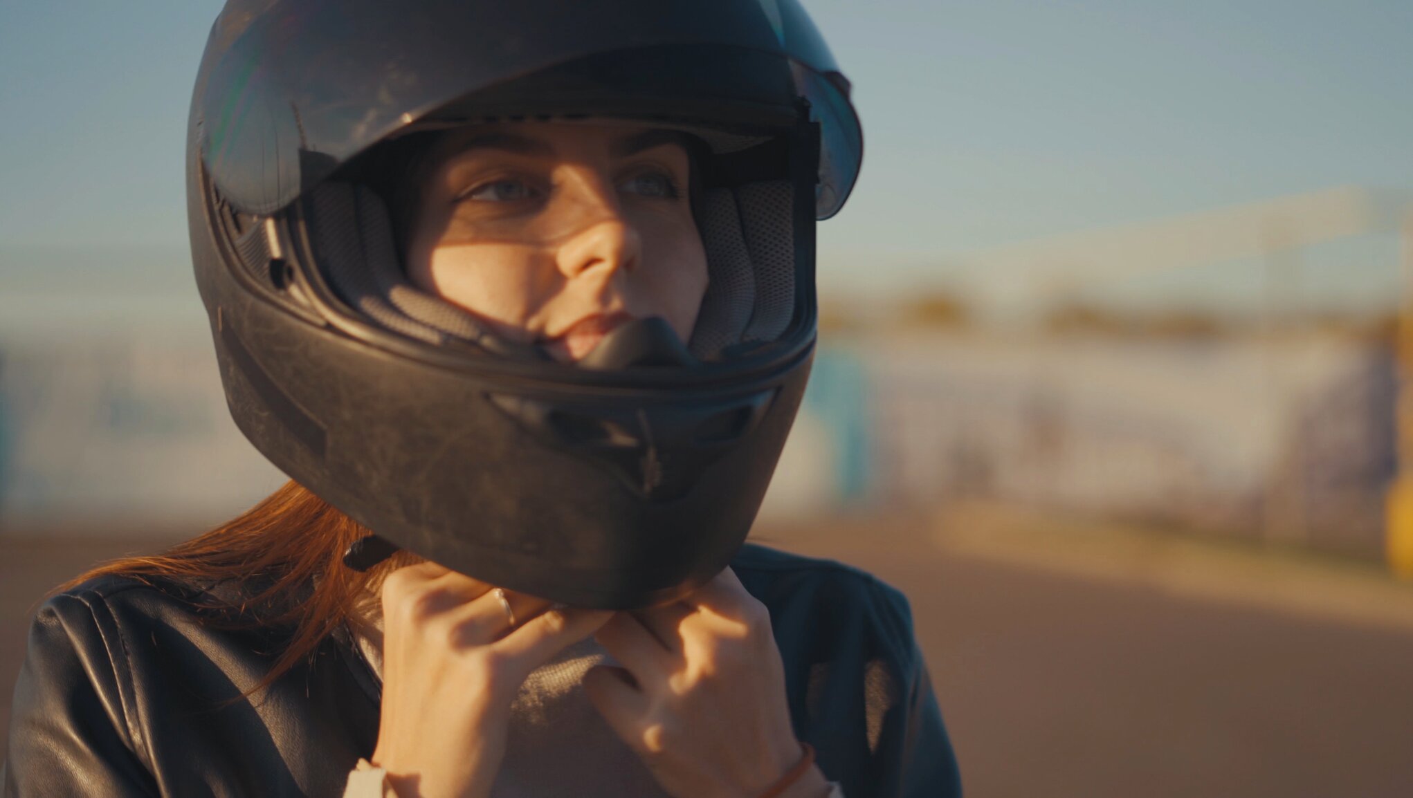 Mergina segasi motociklo šalmą