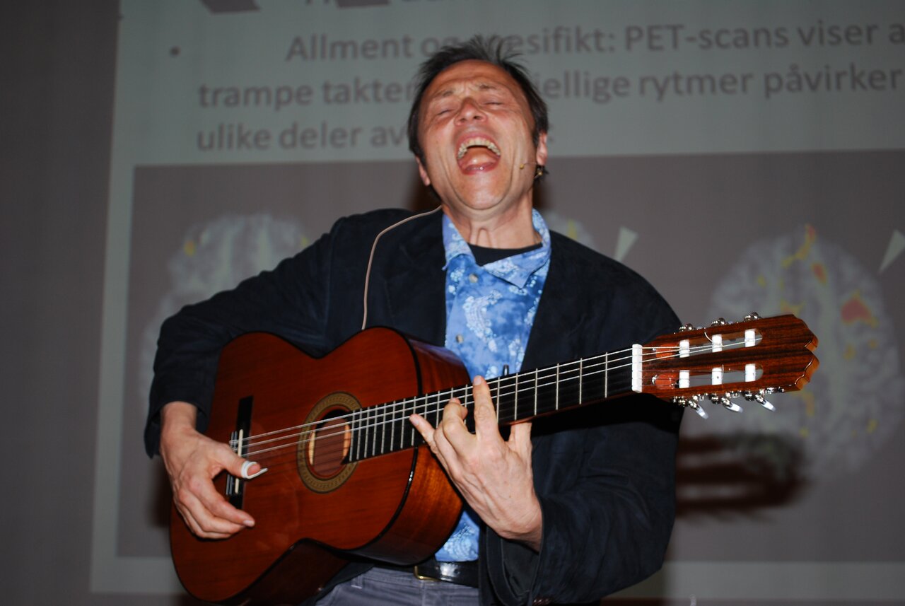 Audun Myskja er ingen sprø rocker som spiller på en pub nær deg. Han er musikkterapeut - og bruker musikken aktivt til å gi pasienter bedre helse og livsglede.