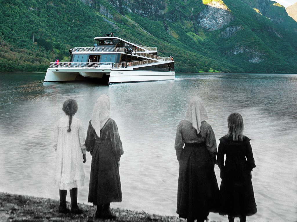 bilete i svart kvitt av fire jenter som står ved sjøkanten, går over i fargebilete av den moderne båten Vision of the Fjords, samt fjord og fjell.