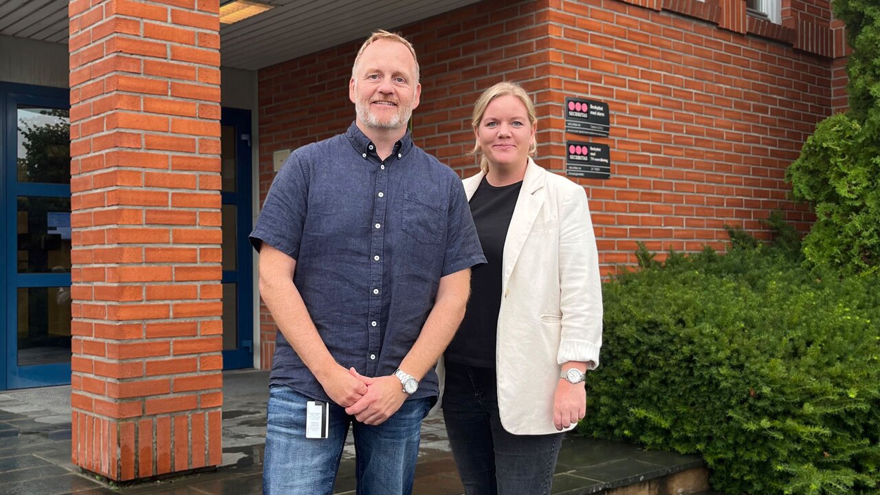 F.v: Rune Mathiassen og Sandra Halvorstad er glade for at Head Frisør Larvik Amfi nå har tilsluttet seg tariffavtalen for frisører.