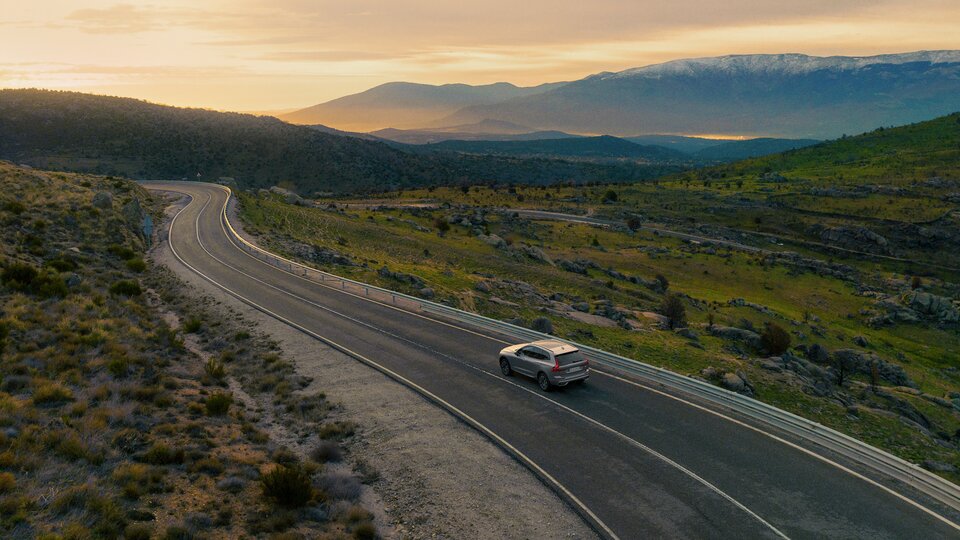 Volvo XC60 kör på öde väg på landsbygden