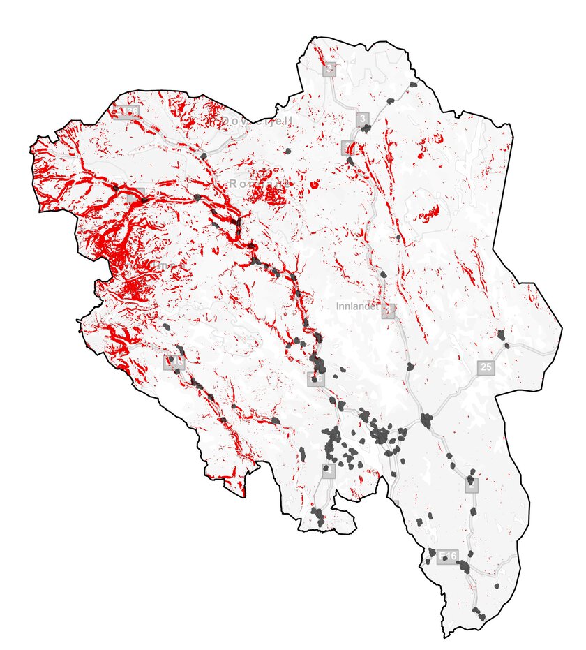 Figur XX viser aktsomhetsområder som er kartlagt for steinsprang, jordskred og flomskred. Kartet viser Innlandet og at det er flest slike områder nord-vest i Innlandet. Tettstedsområder er synliggjort. 