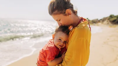 Mor og barn på en strand