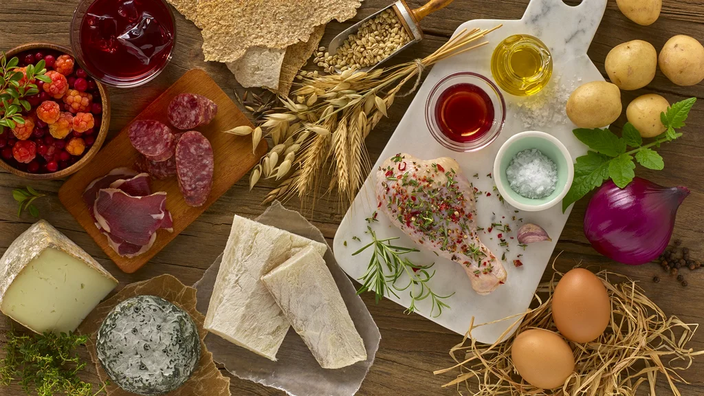 Ulike lokale norske mat og drikkeprodukter på fat