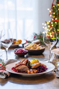 Norsk ribbe til jul, servert på et julepyntet bord.