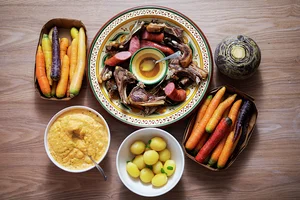 Pinnekjøtt med tilbehør som poteter, gulrot, kålrotstappe og sjy