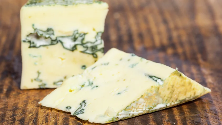 Gorgonzola ost på et trebrett