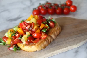 fargerike tomater i en bruschetta på 17. mai