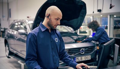 Två servicetekniker felsöker en Volvo