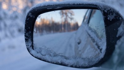 Auton peruutuspeili talvella