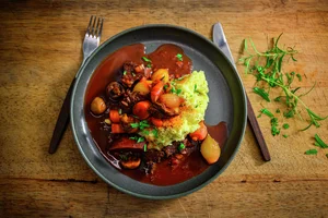 Bouef Bourguignon servert på tallerken med bestikk