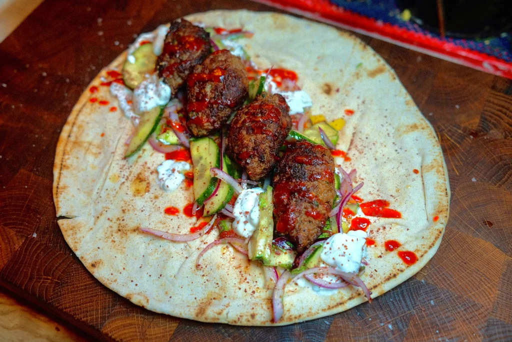 Libanesisk lam kofta servert i lefse med salat, laget av Ole Sirnes