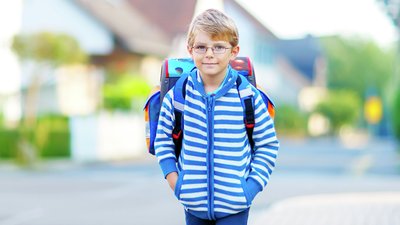 Pojke på väg till skolan