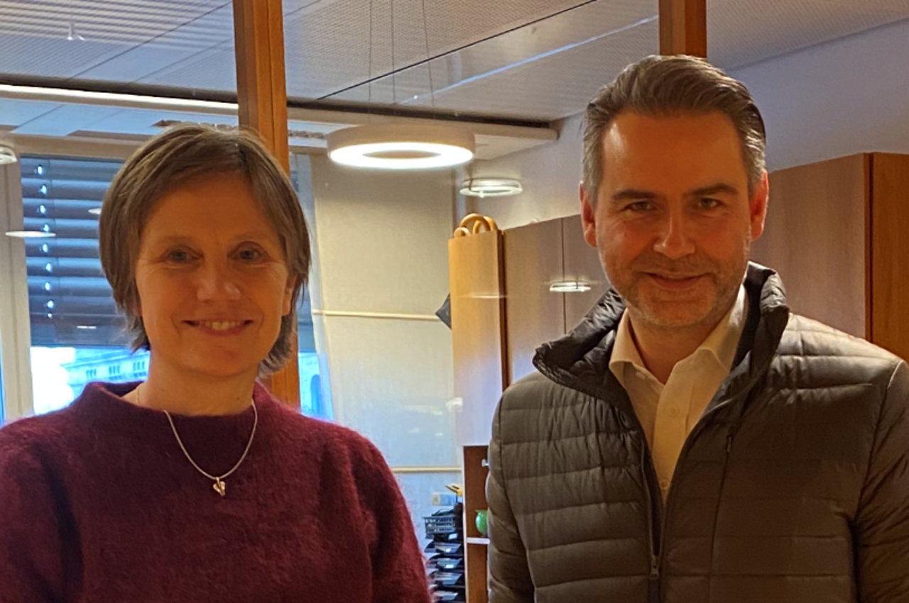 Nestleder i yrkesseksjon helse og sosial Kurt Rønning møter barne- og familieminister Kjersti Toppe