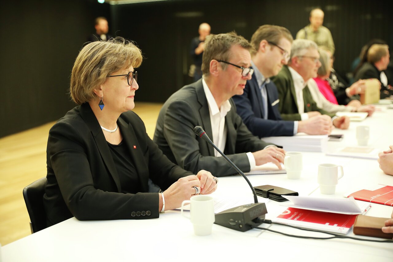 Fagforbundets forhandlingsdelegasjon er klar for nye tak. Her fra KS-oppgjøret i 2022. Leder for Fagforbundet Mette Nord t.v., ved siden av Pål Skarsbak, LO Kommune. 