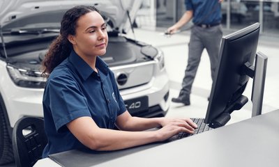 Volvo servicetekniker sitter vid dator