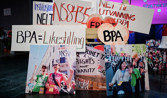 Et bilde av en kollasj satt sammen av papirparoler og bilder fra Independent Living-festivalen. på parolene står det "BPA = Likestilling" og andre slagord.