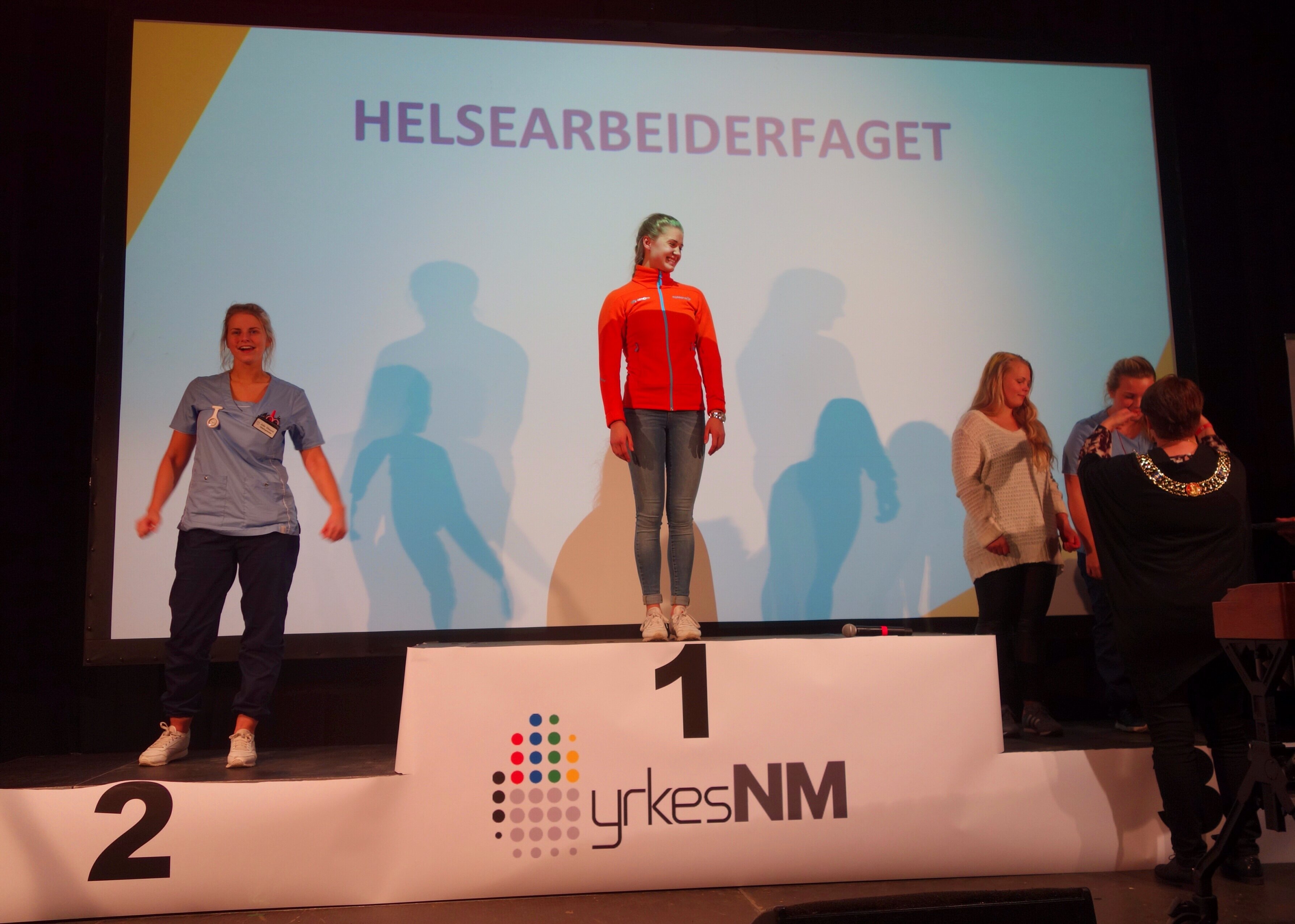 Vant Yrkes-NM i helsefagarbeiderfaget: Celina Sørensen Tollefsen. På andreplass kom Julie Eiksund, og tredjeplass ble delt av Julie Osa Horgen og Maiken Helgå Bråten.