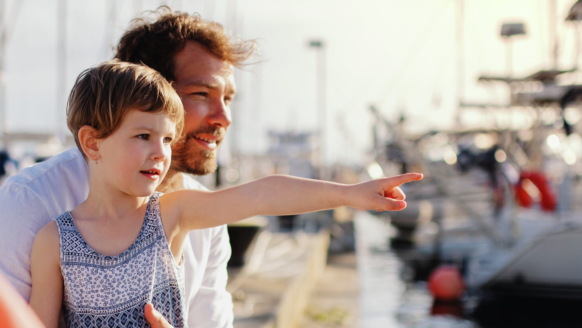 Pappa och barn tittar på båt