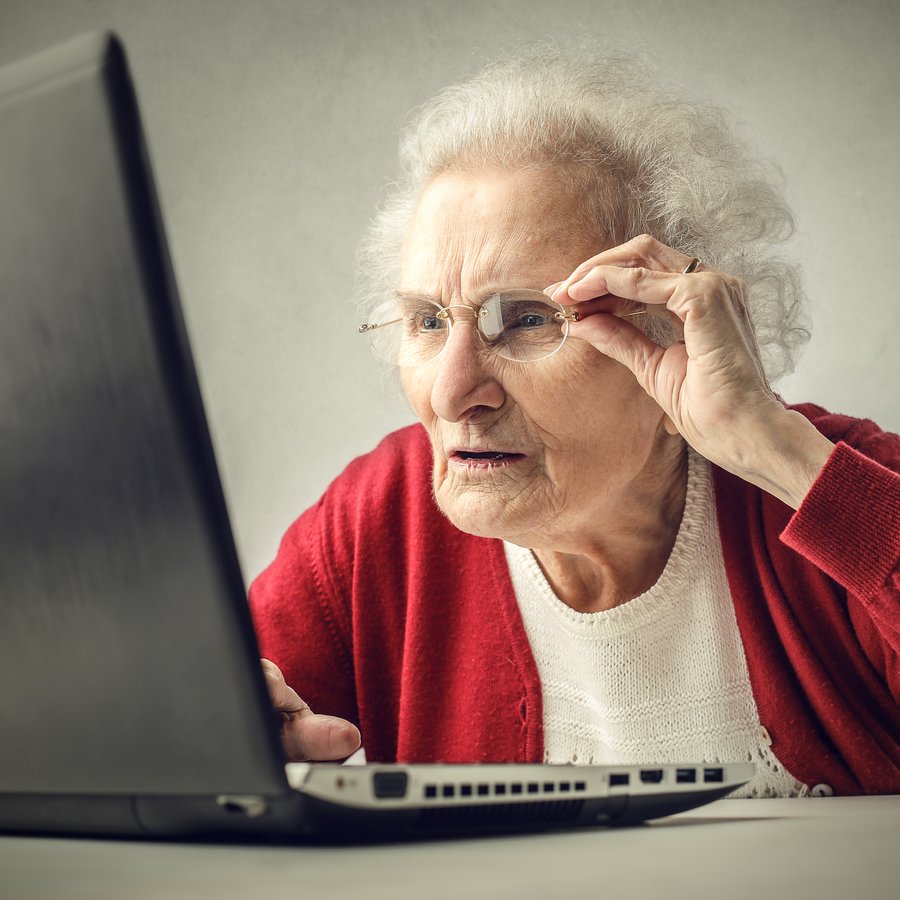 Eldre dame foran en laptopp