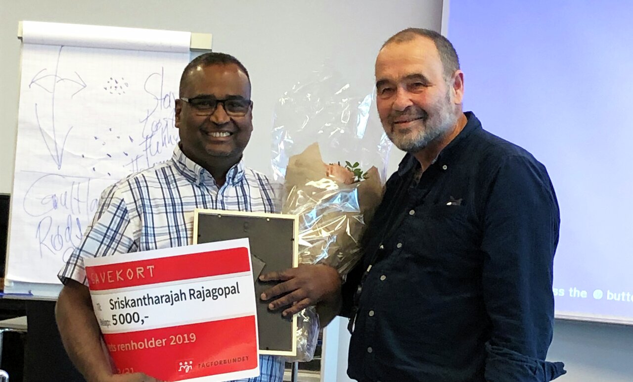 Årets renholder Sriskantharajah Rajagopal gratulerers av Stein Guldbrandsen, leder Yrkesseksjon samferdsel og teknisk i Fagforbundet.