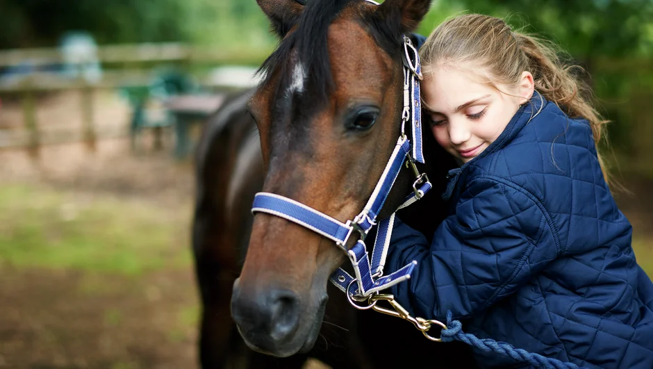 en flicka kramar om en häst