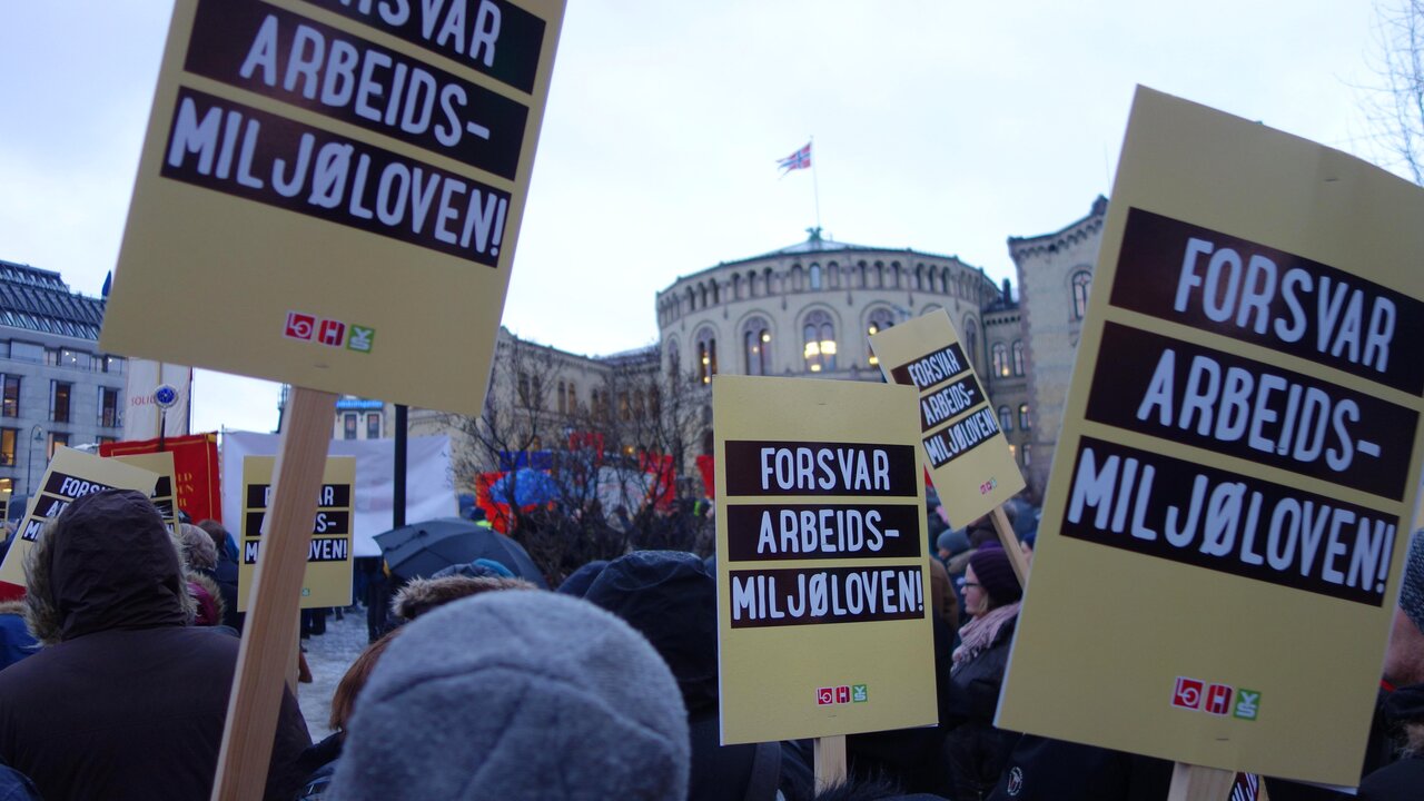 28. januar gikk en samlet norsk fagbevegelse ut i en to timer lang politisk streik mot endringene i arbeidsmiljøloven. Fra 1. juli 2015 trer noen av endringene i kraft.