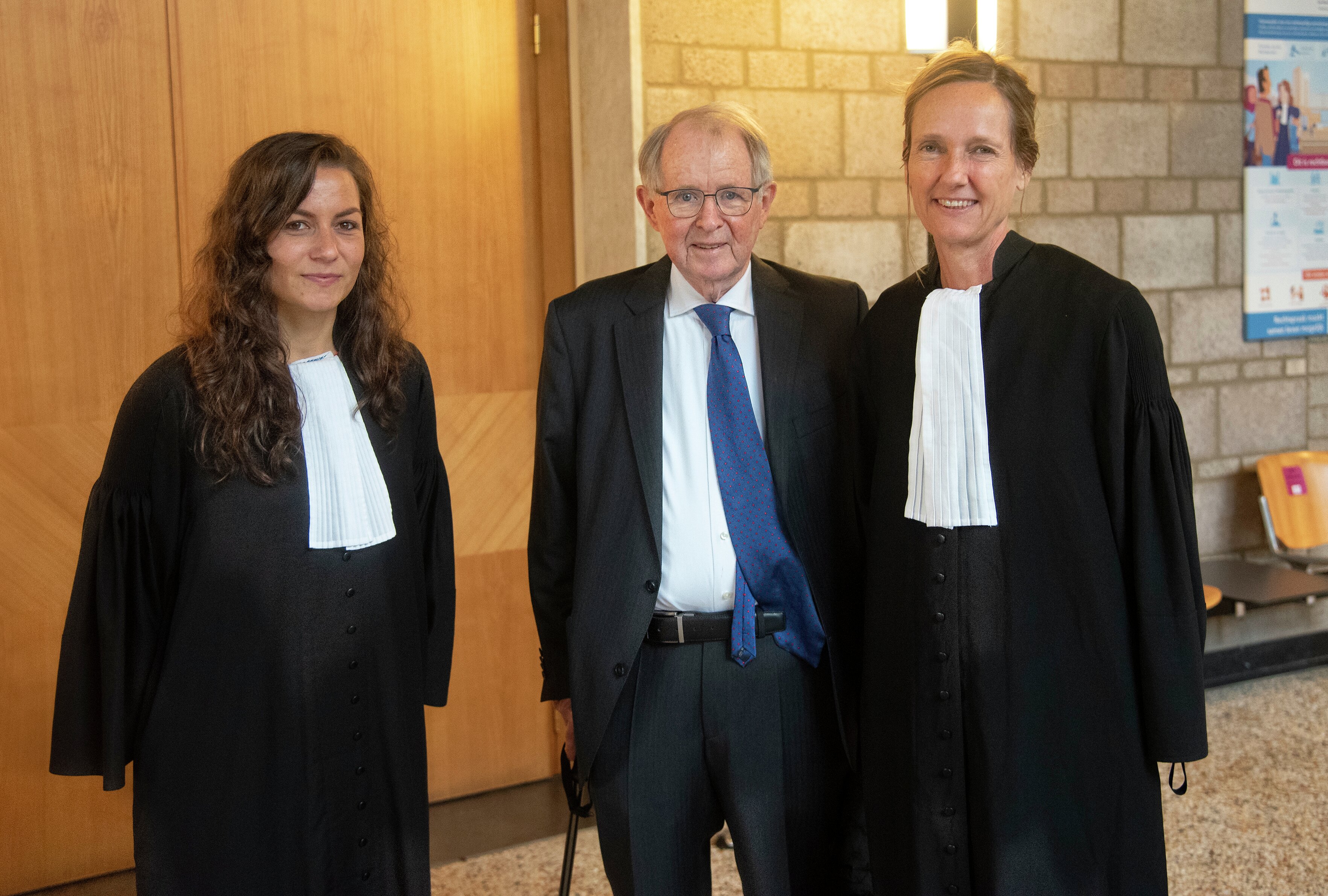 Menneskerettighetsadvokaten Liesbeth Zegveld (t.h) sammen med advokat Lisa-Marie Komp og apartheideksperten Prof. dr. John  Dugard