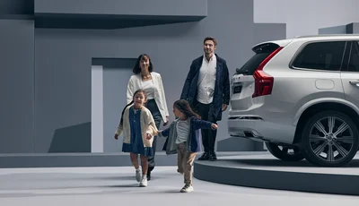 En familj vid en Volvo XC90.