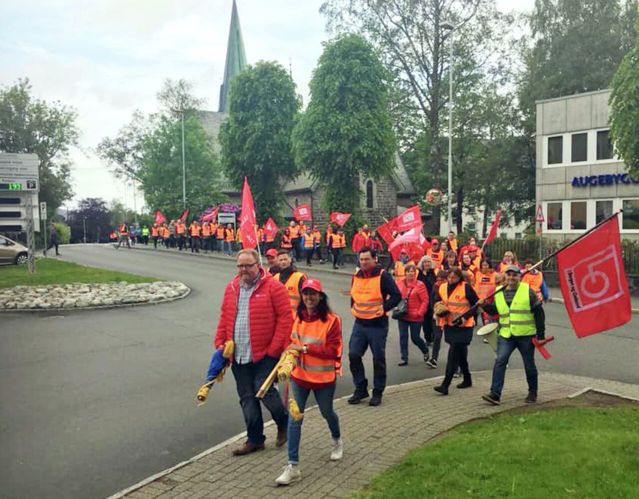 Streiketog i Bergen: På streikens syvende dag marsjerte 13 fagforeninger i gatene, ledet an av t.v Ørjan Myrmel, leder Fagforbundet Hordaland og Fauzia Hussain-Wiik, leder Fagforbundet Helse Bergen