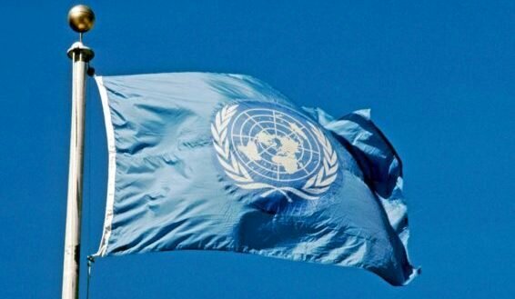 FN-flagget vaier i vinden