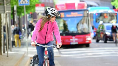 kvinna cyklar i trafiken