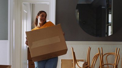 Kvinna flyttar in