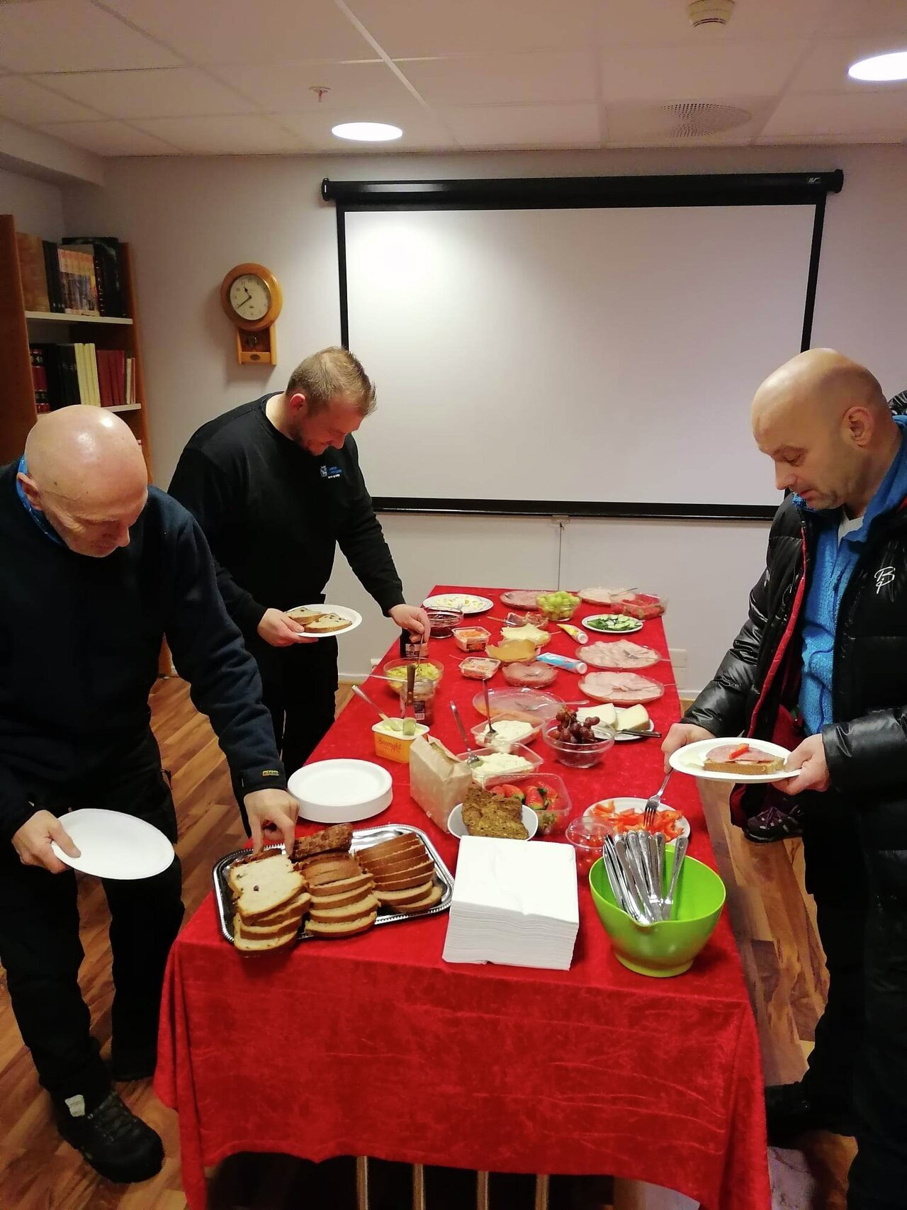 Mange flotte medlemmer av Fagforbundet Tromsø fikk god mat og hyggelig samtale med fagforeningskamerater på årets julelunsj.