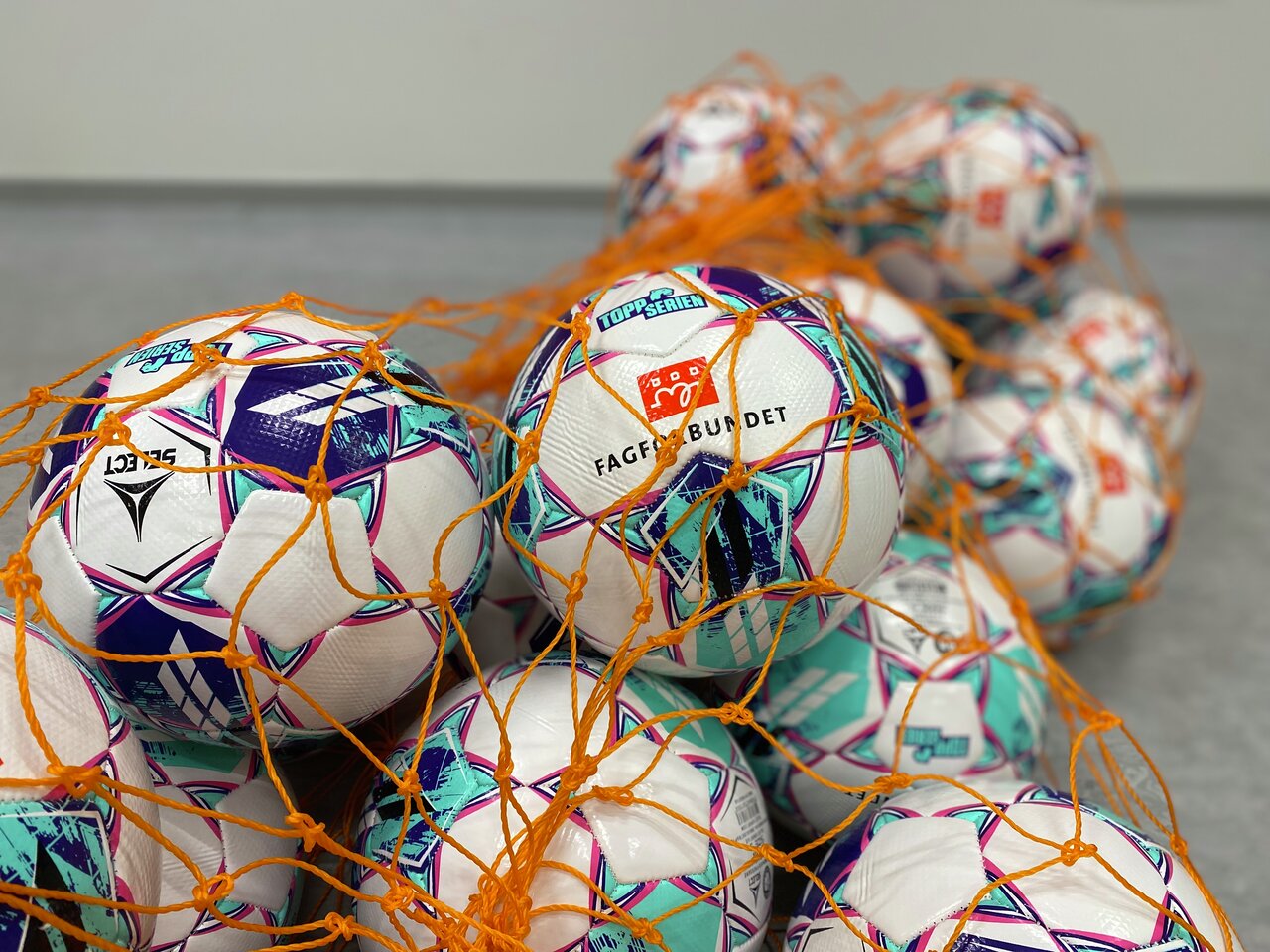 Fotballer som brukes i Toppserien Kvinner 2023, deles ut til lokale jentelag.